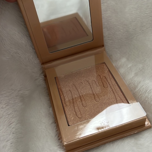 BNIB 💯% Authentic Kylie by Kylie Jenner Pressed Illuminating Powder - Picture 5 of 8
